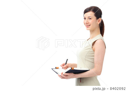 手帳を開く白人女性 8402092