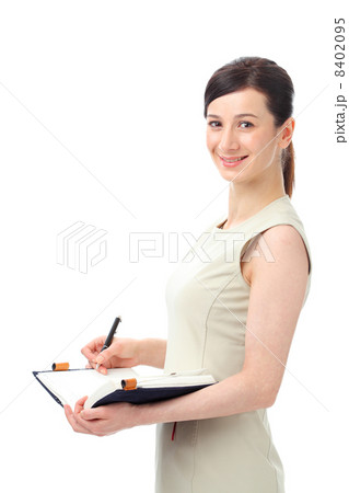 手帳を開く白人女性 8402095