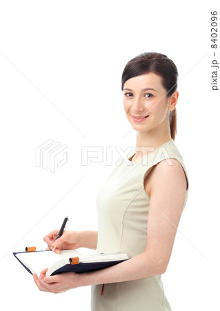 手帳を開く白人女性 8402096