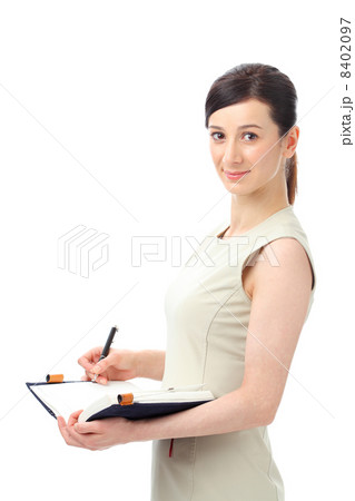 手帳を開く白人女性 8402097