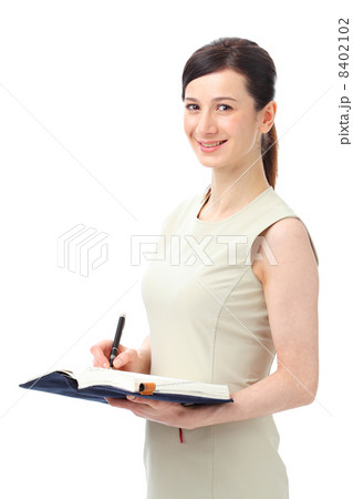 手帳を開く白人女性 8402102