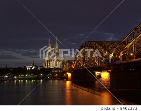 夜のケルン大聖堂とライン川 夜のケルン大聖堂とライン川 8402373