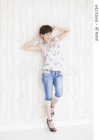 若い女性 若い女性 8403294