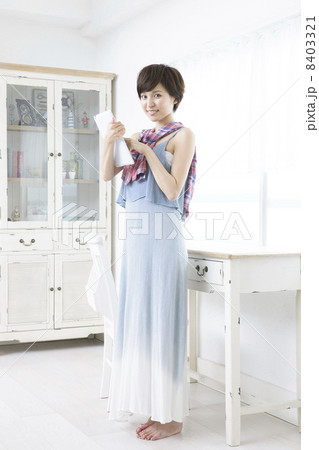 若い女性 8403321