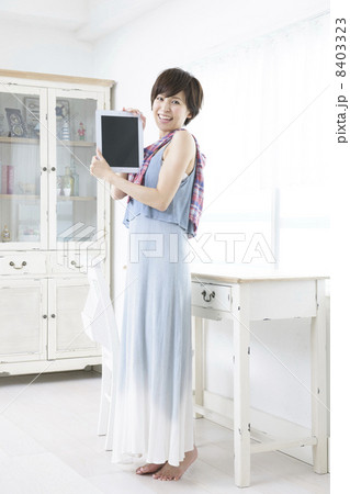 若い女性 8403323