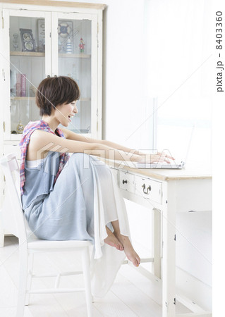 若い女性 若い女性 8403360