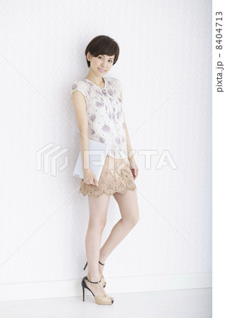 若い女性 8404713