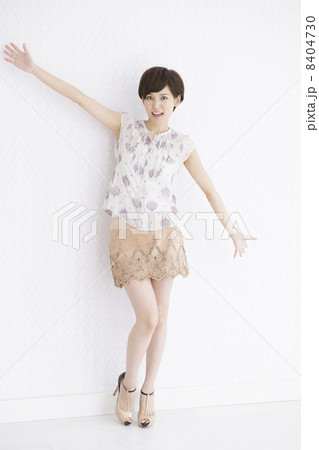 若い女性 若い女性 8404730