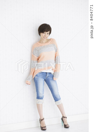 若い女性 若い女性 8404771
