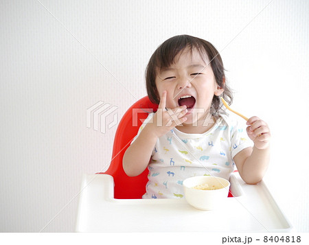 笑顔でご飯を食べてる赤ちゃん 8404818