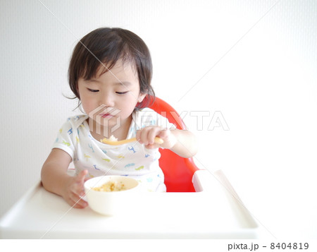 ごはんを食べている赤ちゃん ごはんを食べている赤ちゃん 8404819