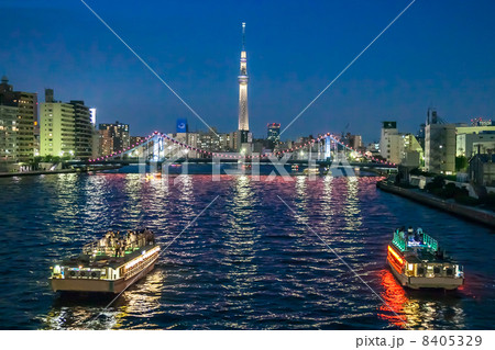 スカイツリーと屋形船 8405329