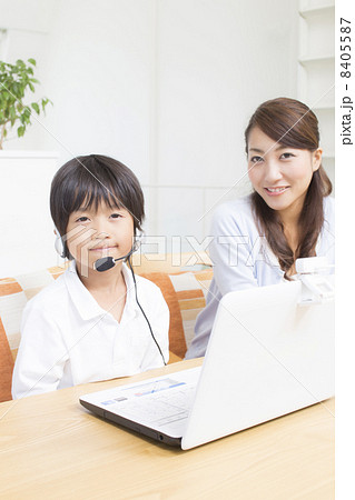 ダイニングでテレビ電話をする母子 ダイニングでテレビ電話をする母子 8405587