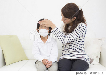 風邪ひきの子どもと心配する母親 風邪ひきの子どもと心配する母親 8405604