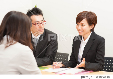 説明する女性社員 8405830