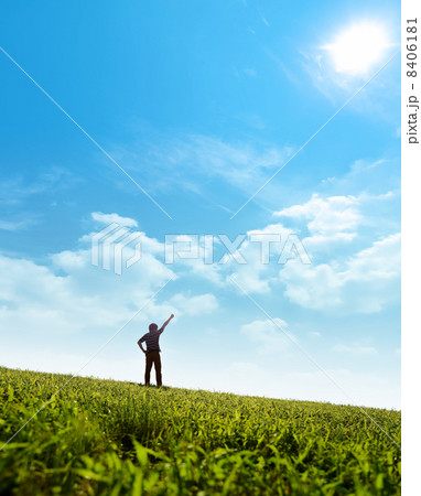 拳を掲げる男性 8406181