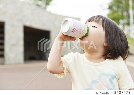 缶ジュースを飲む子の写真素材