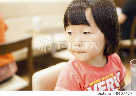 食事を待つ子 8407477