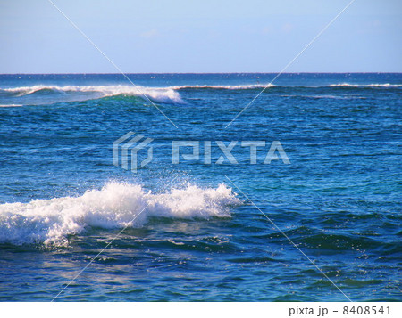 次々押し寄せる真っ白な波 8408541