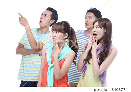 驚く4人の若者達 8408774
