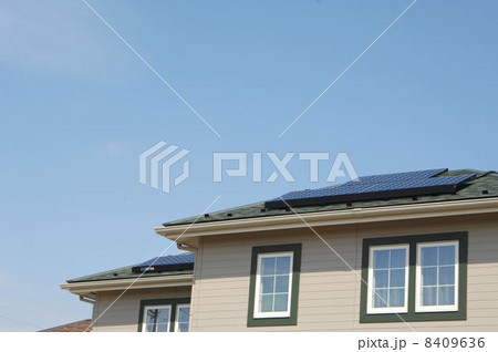 太陽光を乗せた屋根 8409636