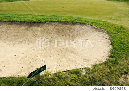 Next tee sign arrow direction golf field 8409848
