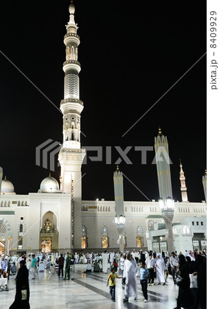 Medina Mosque at night Medina Mosque at night 8409929