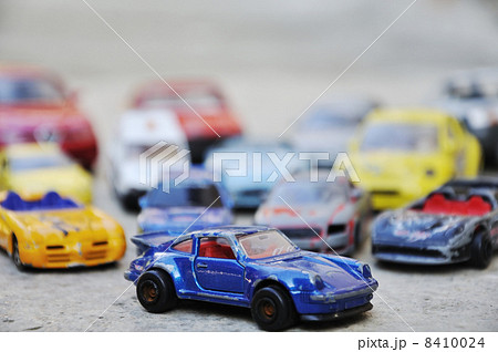 Many cars, toys outside, many colors 8410024