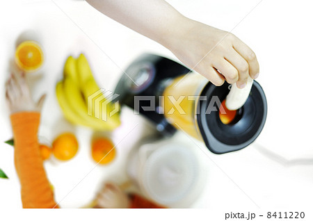 Blender making fruit juice at home 8411220