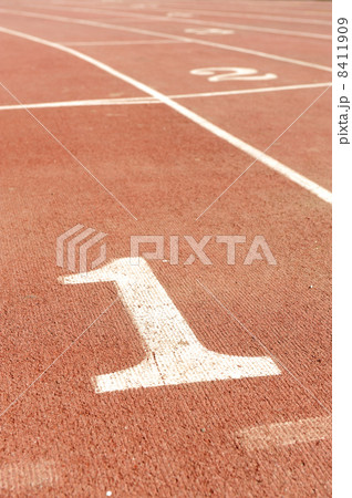 Numbers on running track, one 1 for winner Numbers on running track, one 1 for winner 8411909