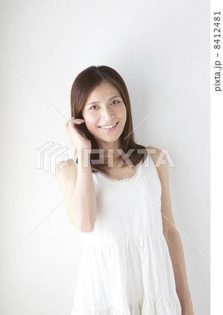 笑顔の女性 笑顔の女性 8412481