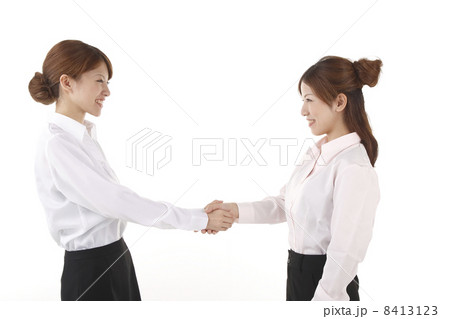 握手女性2人 8413123