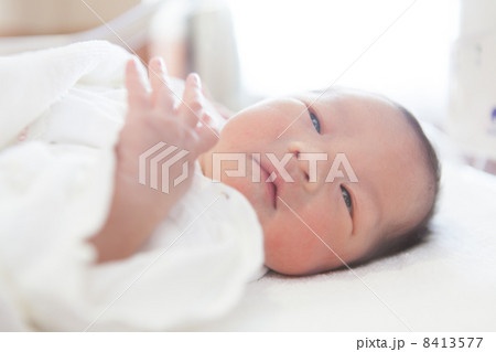 生後１日の新生児 8413577