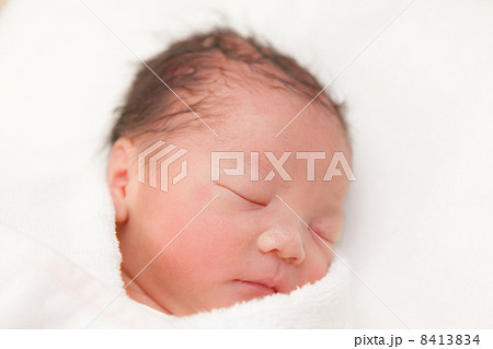 出産当日の新生児 8413834