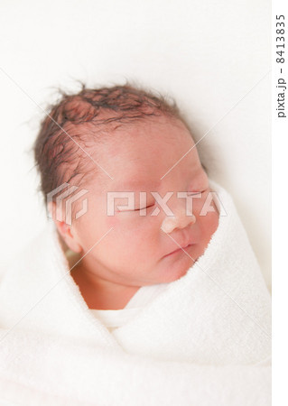 出産当日の新生児 8413835