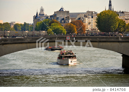 パリ　セーヌ河カルーゼル橋よりシテ島を望む 8414708