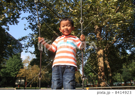 ブランコで遊ぶ幼児(4歳児) ブランコで遊ぶ幼児(4歳児) 8414923