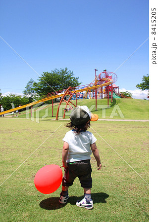 公園で遊ぶ子供 8415205