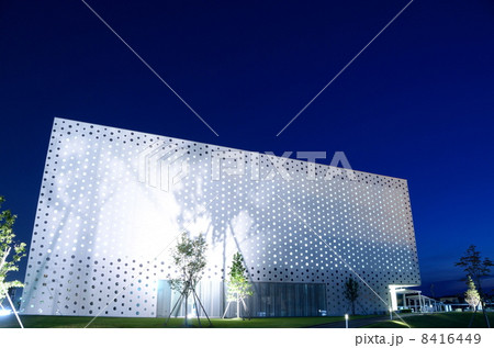 金沢海みらい図書館・夜間外観【横】 8416449