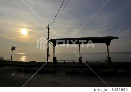 夕暮れの下灘駅 8425699