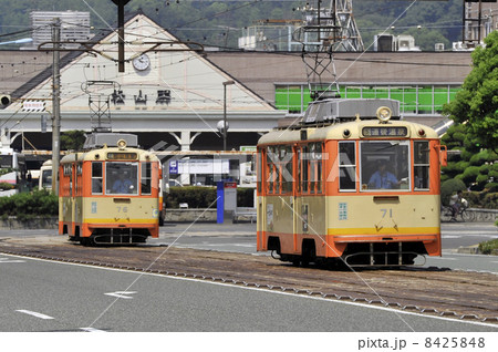 松山駅と路面電車 8425848
