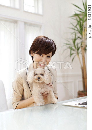 女性とトイプードル 8433931