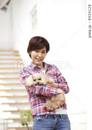 女性とトイプードル 8434128