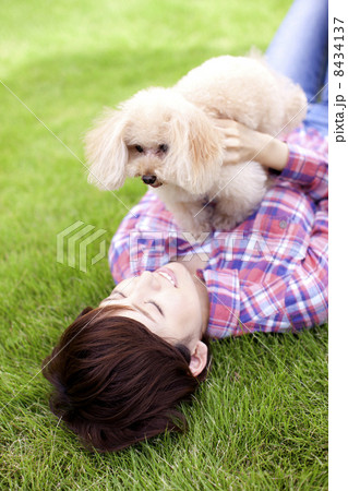 女性とトイプードル 女性とトイプードル 8434137