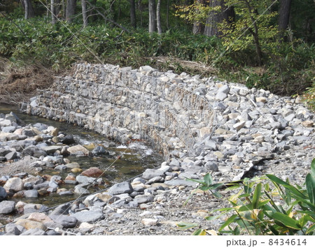尾瀬の河川では蛇篭で護岸工事をしているところがあります 尾瀬の河川では蛇篭で護岸工事をしているところがあります 8434614