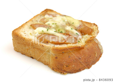 おいしいチーズソーセージトースト 8436093