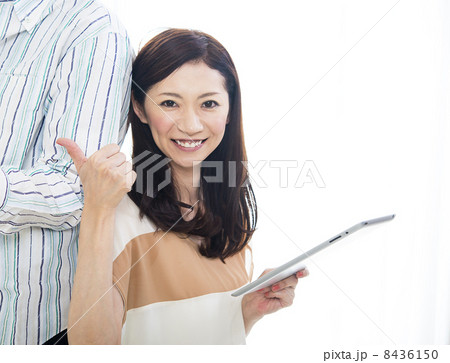 ミドル夫婦 タブレット グッドサイン ミドル夫婦 タブレット グッドサイン 8436150