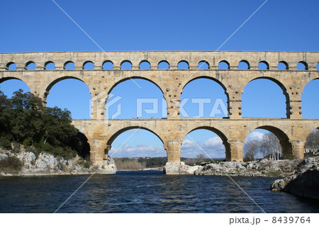 青空とポン・デュ・ガール　フランス 8439764
