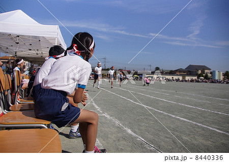 小学校の秋の運動会_徒競走 小学校の秋の運動会_徒競走 8440336
