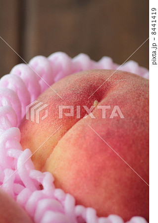 フルーツキャップに入れた山梨県産の桃 8441419